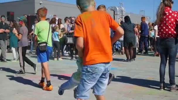 НОВОСИБИРСК, РОССИЯ - 4 сентября 2016 года: дети веселятся на вечеринке — стоковое видео