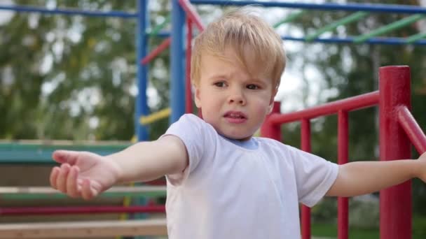 Dítě gesto směrem — Stock video