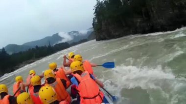 Gorno-Altaysk, Rusya Federasyonu-Ağustos 4,2016: insanlar bir dağ nehirde rafting