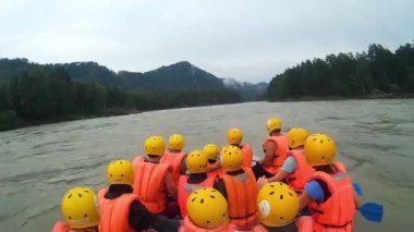 Gorno-Altaysk, Rusya Federasyonu-Ağustos 4,2016: insanlar bir dağ nehirde rafting