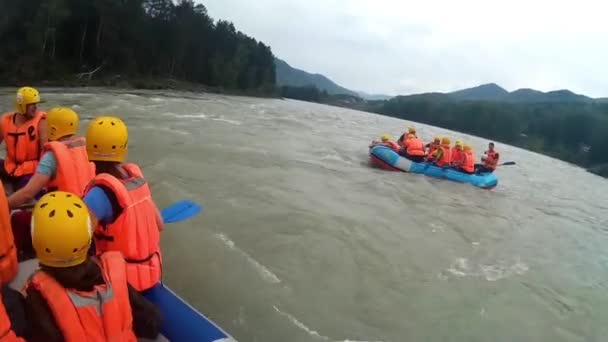 Gornoałtajsk, Federacja Rosyjska-sie 4,2016: ludzie, rafting na rzece górskiej — Wideo stockowe