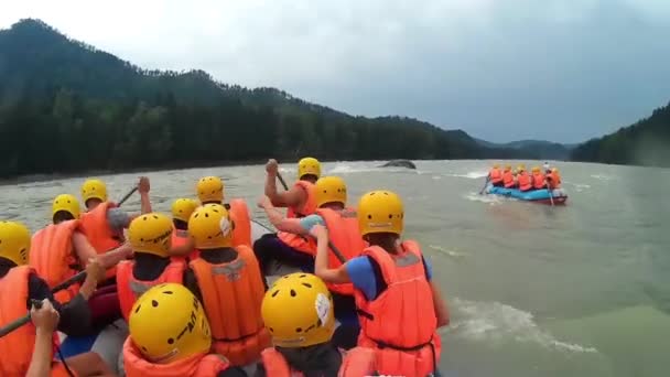 Gorno-Altaysk, Rusya Federasyonu-Ağustos 4,2016: insanlar bir dağ nehirde rafting — Stok video