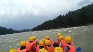 Gorno-Altaysk, Rusya Federasyonu-Ağustos 4,2016: insanlar bir dağ nehirde rafting