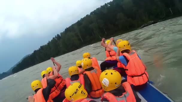 GORNO-ALTAYSK, RÚSSIA - 4 de agosto de 2016: pessoas rafting em um rio de montanha — Vídeo de Stock