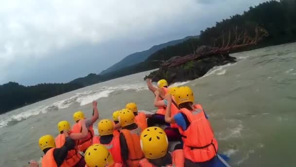 GORNO-ALTAYSK, RÚSSIA - 4 de agosto de 2016: pessoas rafting em um rio de montanha — Vídeo de Stock