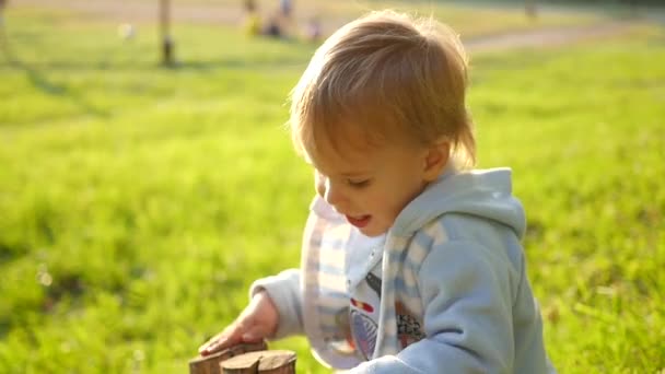 Bir çocuk parkta oynuyor — Stok video