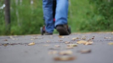 parkta bir bebek arabası ile adam gitti