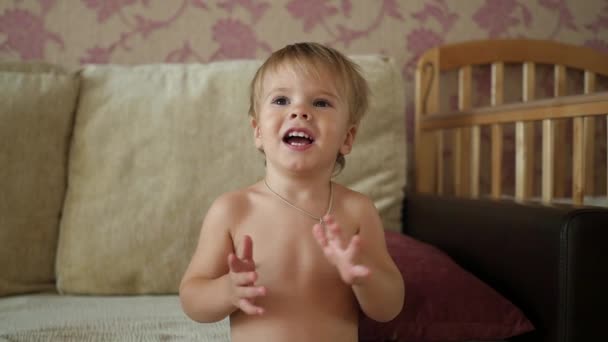 Il bambino batte le mani — Video Stock