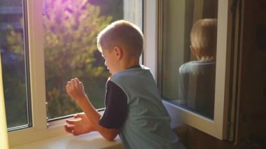 çocuk Açık pencerenin önünde görünüyor