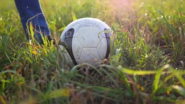 Füße treffen einen Fußballball aus nächster Nähe — Stockvideo