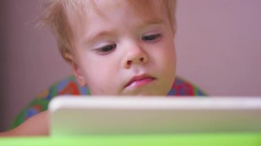 Smartphone çizgi film izlerken çocuk