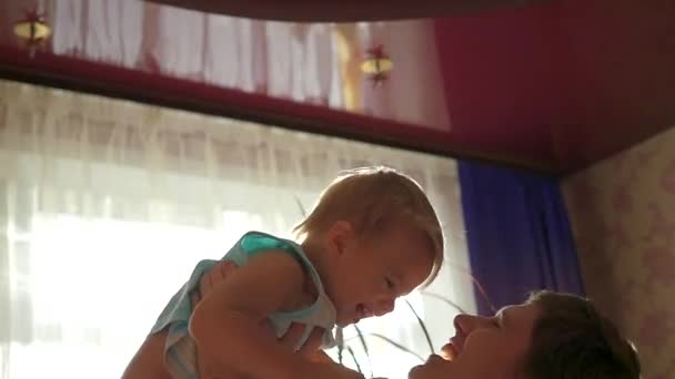 Pai e criança brincando perto de uma janela — Vídeo de Stock