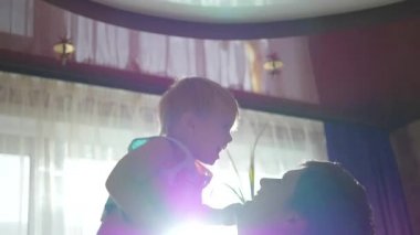 Baba ve bir pencere oynayan çocuk