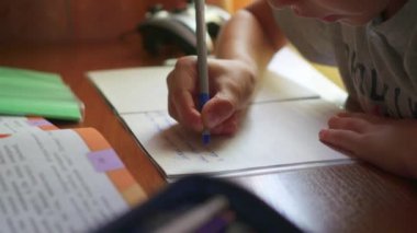 Çocuk evde ders yok