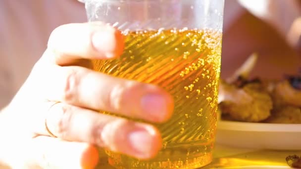 Il tipo prende in mano un bicchiere di birra — Video Stock