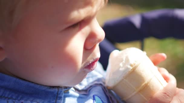 Il bambino lecca un gelato — Video Stock