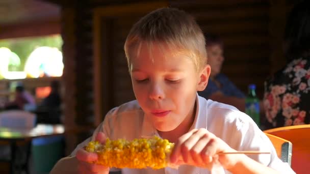 Le bel enfant mange du maïs bouilli — Video