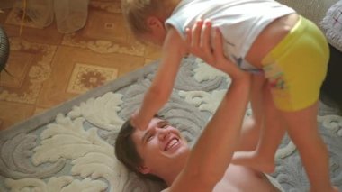 onu tutan çocukla oynuyor adam