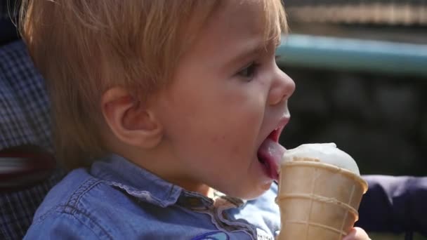 A criança lambe um sorvete — Vídeo de Stock