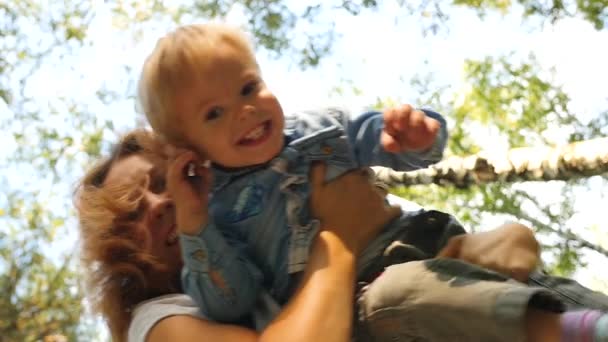 Une mère et son enfant jouant dans le parc — Video