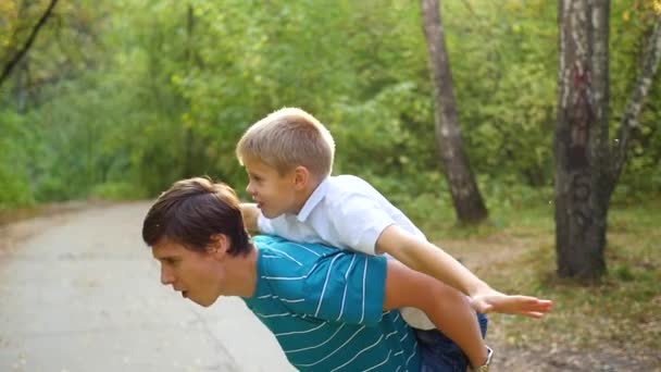 Personas felices divirtiéndose en la naturaleza — Vídeo de stock