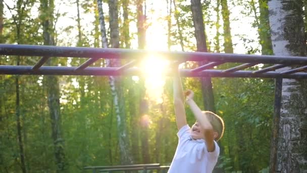 Het kind klimt op een horizontale ladder — Stockvideo