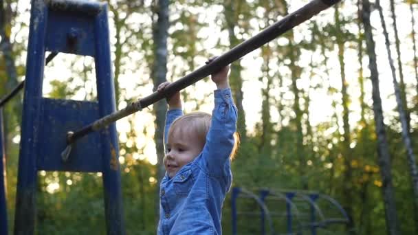 Malé dítě cvičit na hrazdě — Stock video