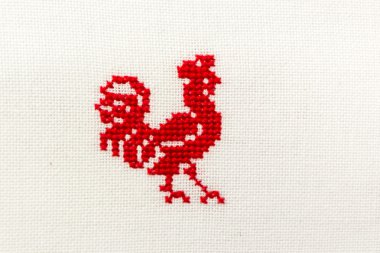  Beyaz kumaş üzerine kırmızı iplik işlemeli horoz.