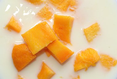 Mango dilimleri süt