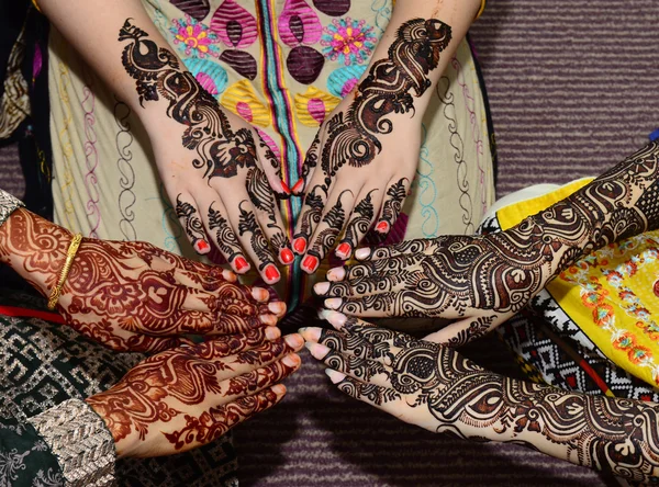 Kadınların elleri Mehndi tasarım — Stok fotoğraf