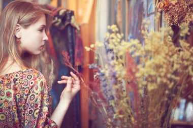 Genç sarışın kadın portresi