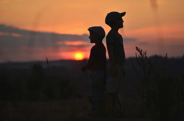 Attivi due bambini che trascorrono del tempo felice sulla natura estiva . — Foto Stock