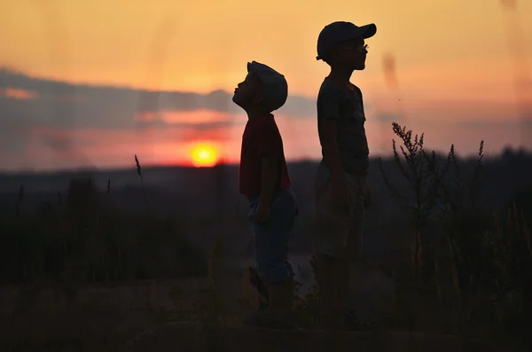 Attivi due bambini che trascorrono del tempo felice sulla natura estiva . — Foto Stock