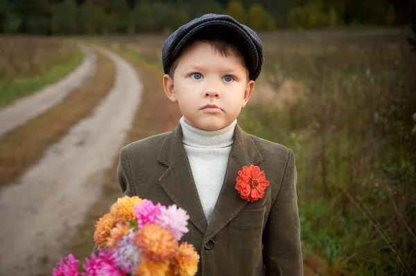 Niño feliz en una chaqueta marrón — Foto de Stock