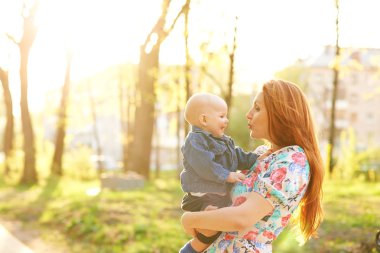 Güzel genç kadın ile erkek bebek