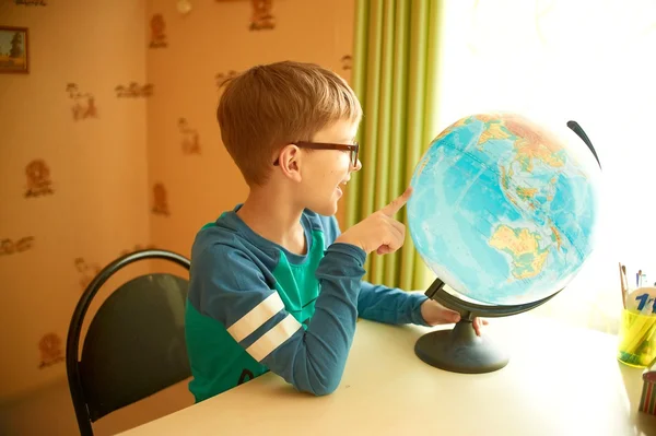 Junge mit einer Weltkugel — Stockfoto