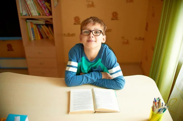 Junge liest ein voll besetztes Buch. — Stockfoto
