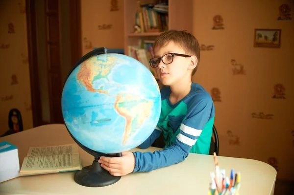Школяр з глобусом — стокове фото
