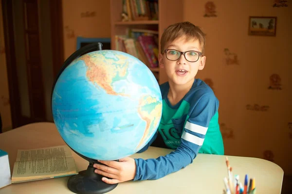 Schüler mit Globus — Stockfoto
