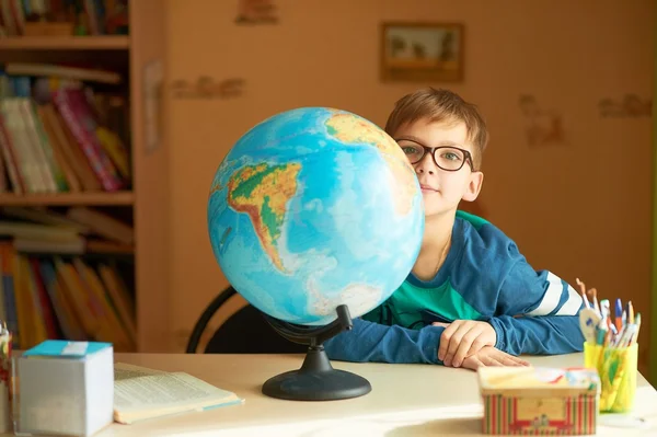 Schüler mit Globus — Stockfoto