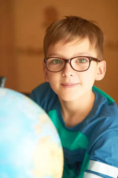 Estudante com globo — Fotografia de Stock