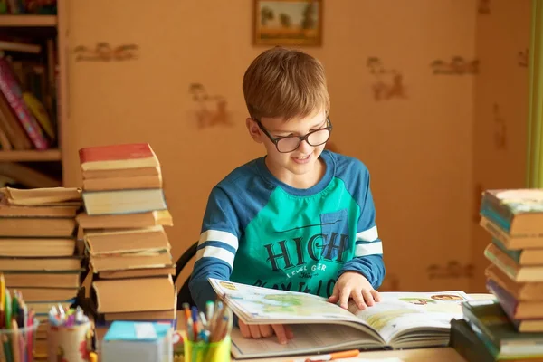 Conceito de escola - estudante menino leitura livro — Fotografia de Stock