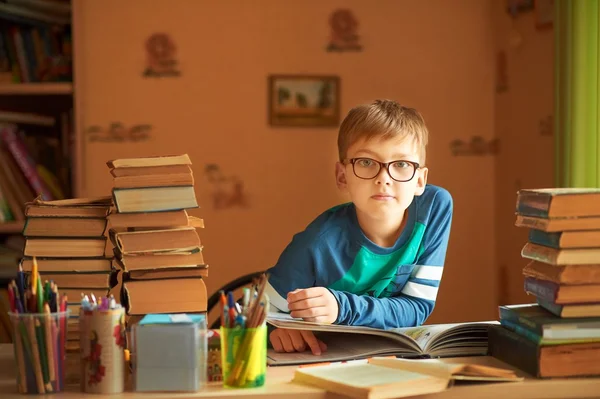 Concetto di scuola - studente ragazzo lettura libro — Foto Stock