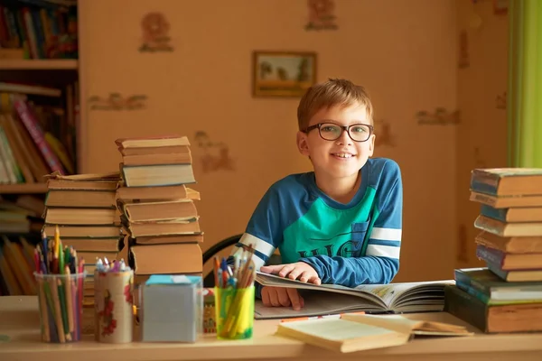 Koncepcja szkoły – uczeń chłopiec czytanie książki — Zdjęcie stockowe