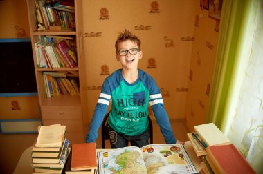 okul kavramı - öğrenci çocuk okuma kitabı