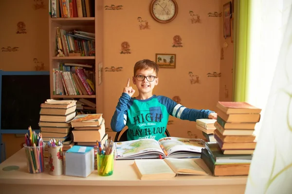 Concepto de la escuela - estudiante niño lectura libro — Foto de Stock