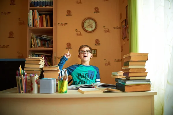 Concepto de la escuela - estudiante niño lectura libro — Foto de Stock