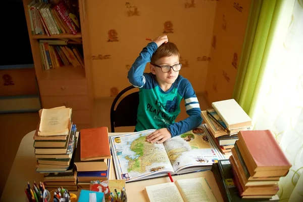 Concept scolaire - élève garçon livre de lecture — Photo