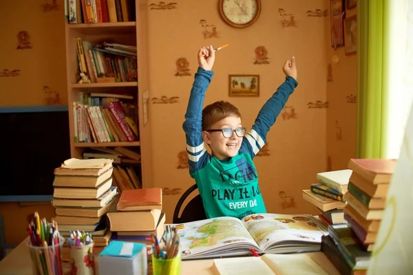 Schulkonzept - Schüler lesen Buch — Stockfoto