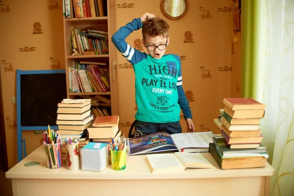 Skolan koncept - student pojke läser bok — Stockfoto